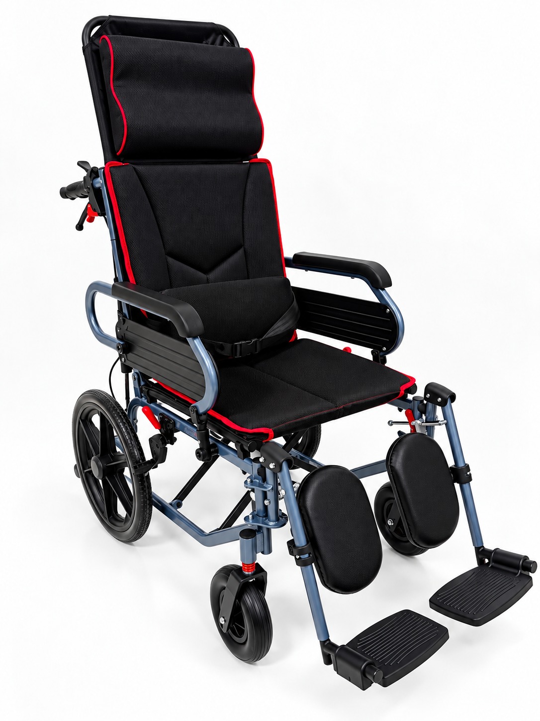 Comfort Plus T01 46 cm sırtı yatar manuel tekerlekli sandalye; baş desteği, baldır pedleri ve ayaklıklarıyla ön çapraz görünüm